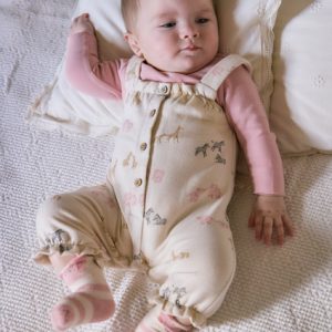 Conjunto de camiseta con peto recién nacida